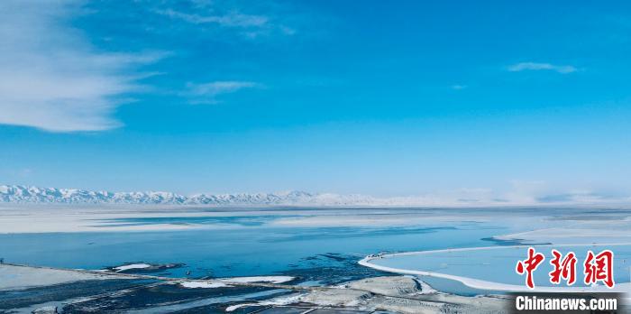 圖為冬季茶卡天空壹號景區(qū)?！±罱瓕?攝