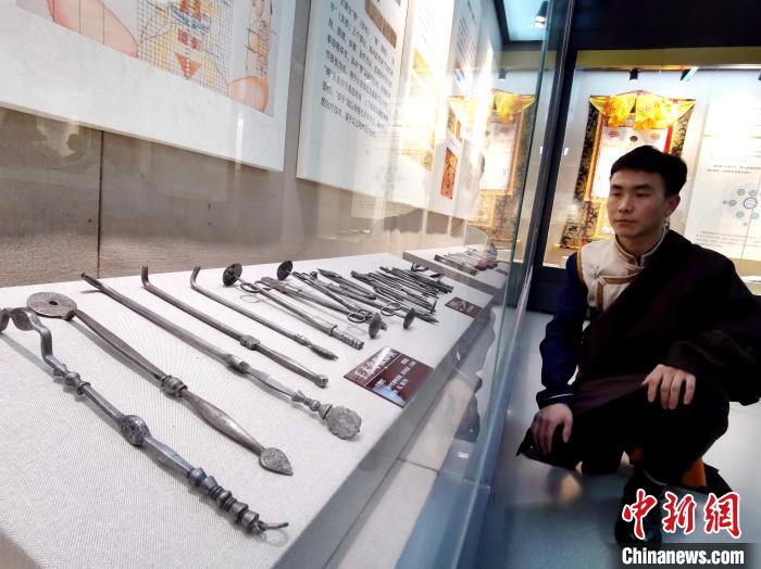 圖為陳展的藏醫(yī)手術(shù)器械。　張?zhí)砀?攝