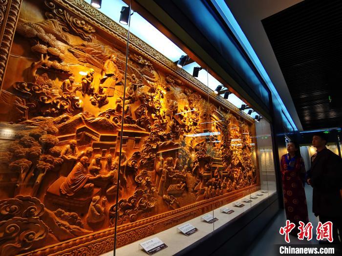 圖為青海大學民族醫(yī)學博物館陳展的歷代知名藏醫(yī)浮雕?！?zhí)砀?攝