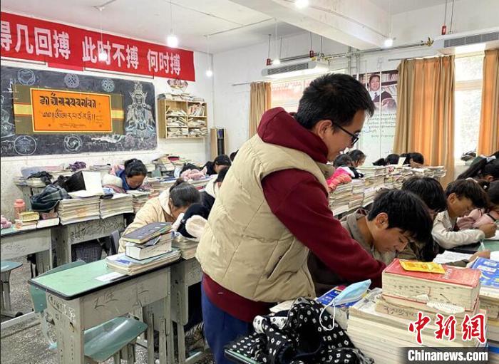 學生在免費輔導班上課?！∧岈敵?攝