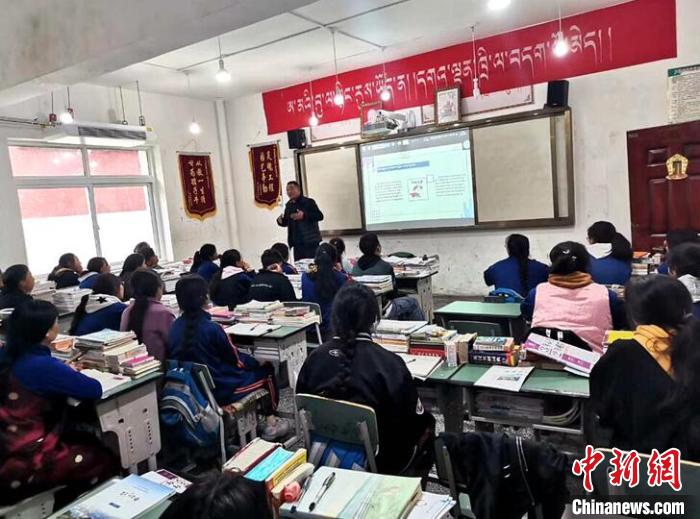 學(xué)生在免費輔導(dǎo)班上課?！∧岈敵?攝