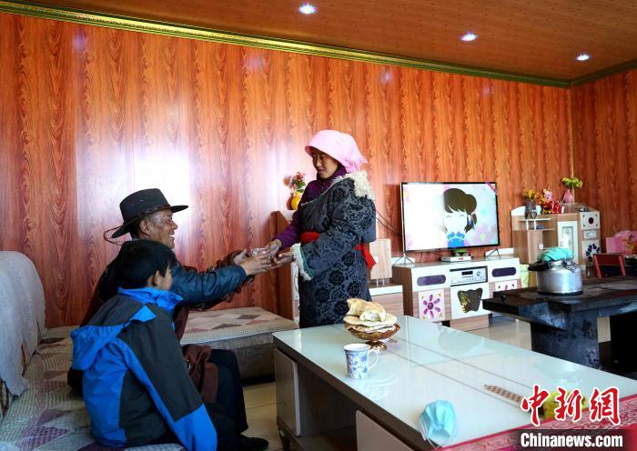 圖為易地搬遷后的哇保家?！〔彭検步?攝