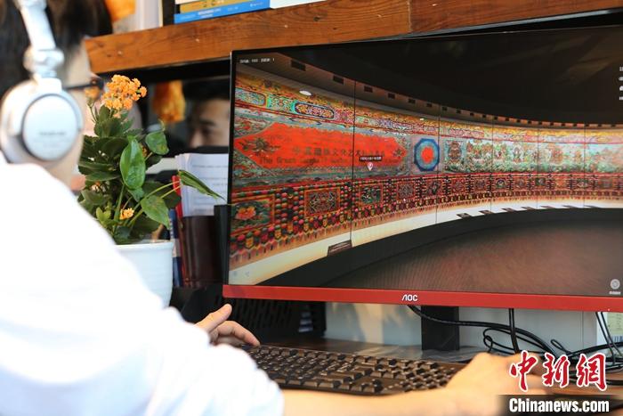 2月23日，青海西寧，市民利用VR瀏覽長達608米的《中國藏族文化藝術(shù)彩繪大觀》。農(nóng)歷辛丑牛年新年“巧遇”藏歷鐵牛新年，青海高原農(nóng)牧民特別是生活在城市的藏族民眾，正享受從“流口水”的糌粑到“鎮(zhèn)館之寶”VR體驗的味覺、視覺“大餐”之變。<a target='_blank' ><p  align=