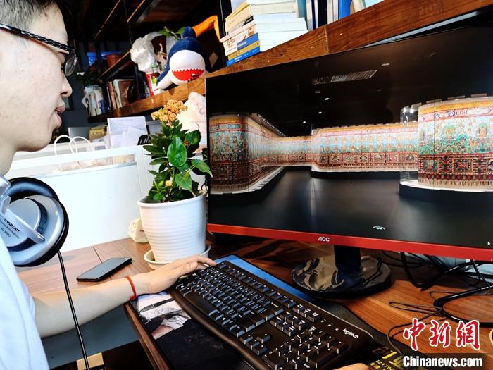 2月23日，青海西寧，市民利用VR瀏覽長達608米的《中國藏族文化藝術(shù)彩繪大觀》。農(nóng)歷辛丑牛年新年“巧遇”藏歷鐵牛新年，青海高原農(nóng)牧民特別是生活在城市的藏族民眾，正享受從“流口水”的糌粑到“鎮(zhèn)館之寶”VR體驗的味覺、視覺“大餐”之變。<a target='_blank' ><p  align=