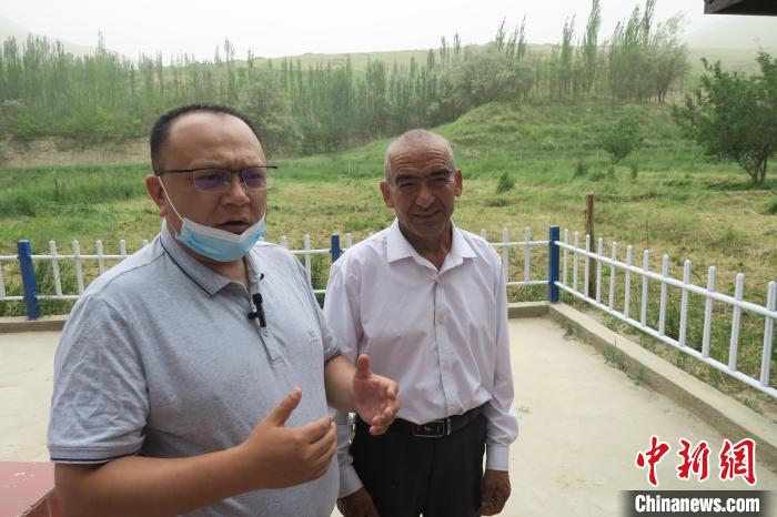 圖右為普魯村當(dāng)年迎接進(jìn)藏先遣連入村的見證者后代西日普·依布地?！畛坛?攝