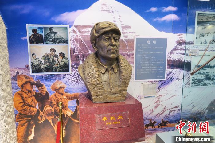 圖為南疆軍區(qū)某合成團(tuán)1連榮譽(yù)室，雕像是進(jìn)藏先遣英雄連總指揮李狄三?！畛坛?攝