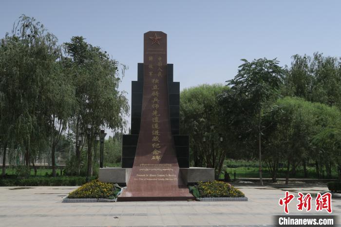 圖為位于于田縣中心的中國人民解放軍獨(dú)立騎兵師先遣連進(jìn)藏紀(jì)念碑。　楊程晨 攝