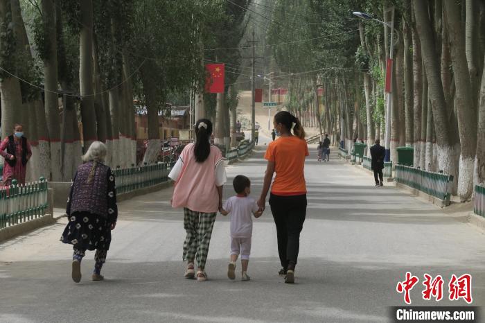 圖為進(jìn)藏先遣英雄連誓師地原址所在的新疆維吾爾自治區(qū)和田地區(qū)于田縣普魯村現(xiàn)貌?！畛坛?攝