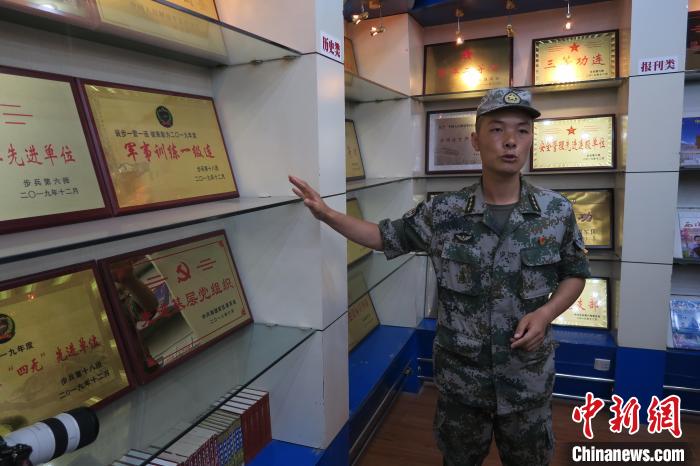 圖為南疆軍區(qū)某合成團(tuán)1連連長齊楠?！畛坛?攝