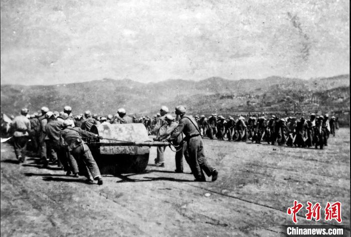 十八軍戰(zhàn)士修建機(jī)場跑道。(歷史圖片由十八軍后代張小康提供，劉炳科翻拍)