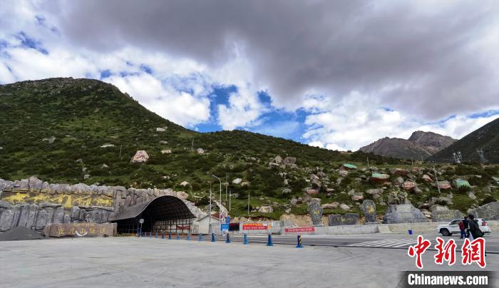 已建成通車的雀兒山隧道。　劉忠俊 攝