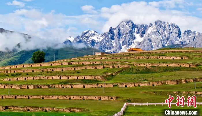 十八軍甘孜窯洞群?！⒅铱?攝