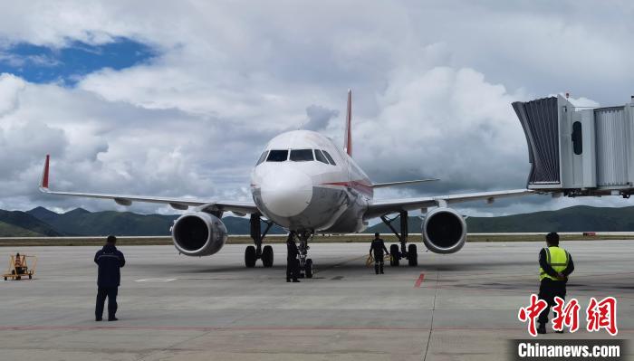康定機(jī)場一架航班降落?！⒅铱?攝