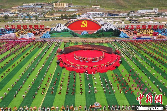 圖為玉樹(shù)藏族自治州成立70周年慶祝大會(huì)現(xiàn)場(chǎng)?！●R銘言 攝