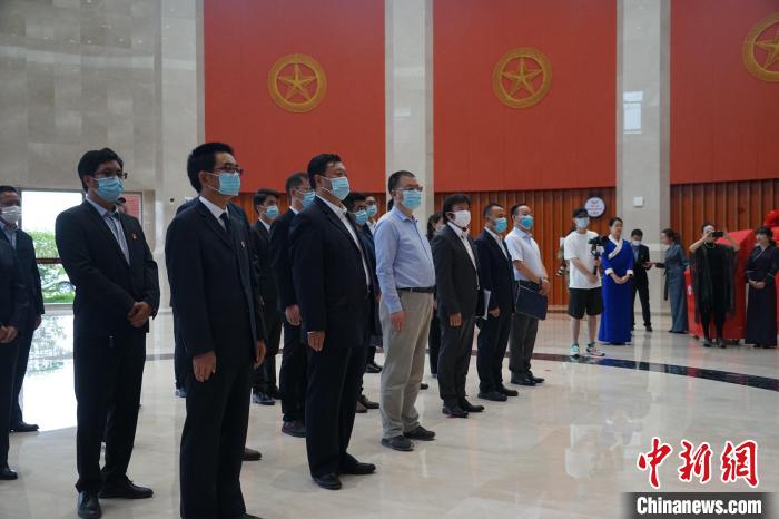 圖為掛牌儀式現(xiàn)場(chǎng)?！∨擞隄?攝