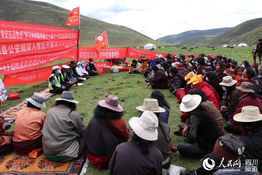 草地上宣講。巴登攝