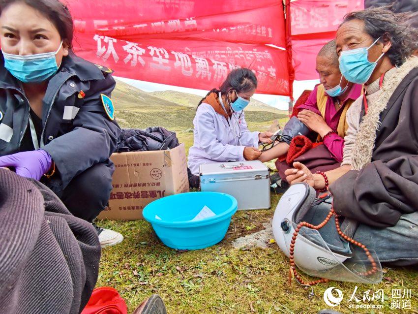 給牧民檢查身體。巴登攝