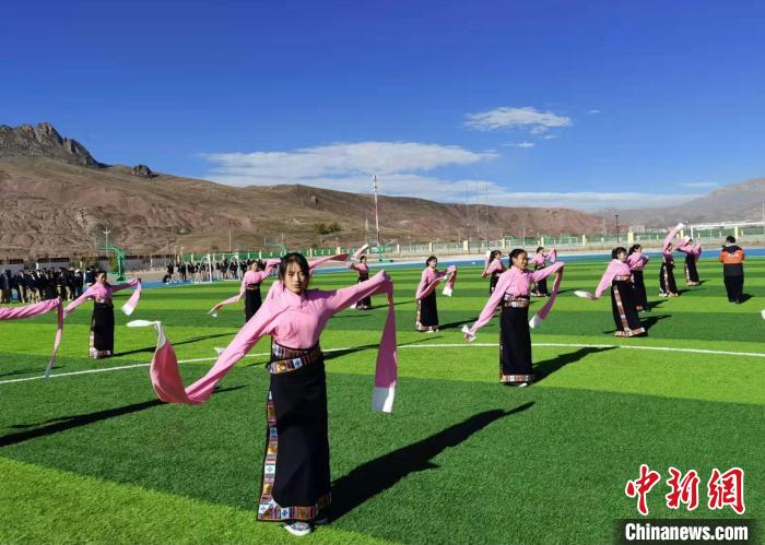 圖為青海師范大學(xué)附屬玉樹(shù)實(shí)驗(yàn)學(xué)校學(xué)生在綠茵場(chǎng)跳起囊謙古舞—卓根瑪?！“讋?攝