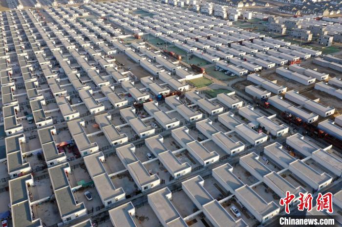 圖為蘭州新區(qū)移民安置區(qū)?！《P 攝