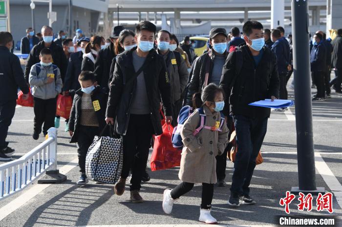 圖為搬遷民眾剛出火車站。　丁凱 攝