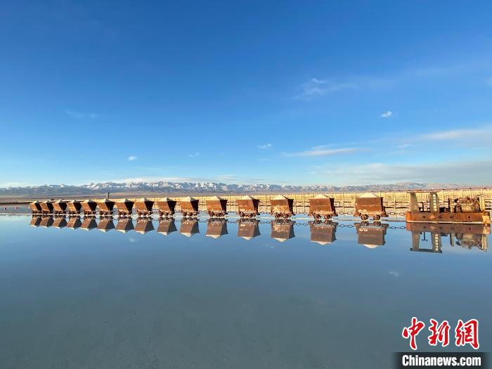 圖為小火車倒影在湖中，湖面如圖明鏡一般。　馬翔 攝