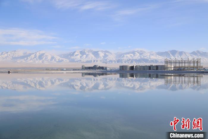 圖為鹽湖景色?！●R翔 攝