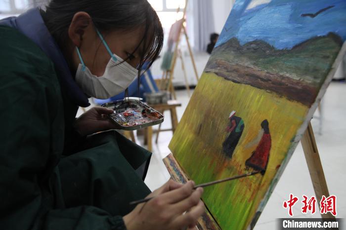 圖為學生跟著老師學習繪畫?！『F龍 攝