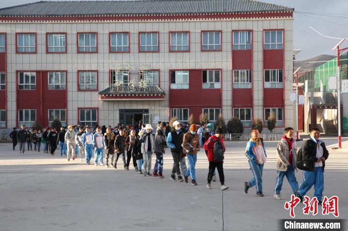 圖為瑪沁縣第一民族中學。　胡貴龍 攝