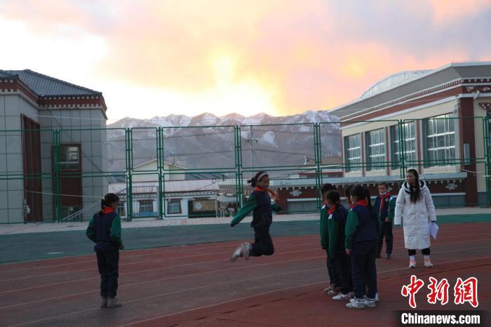 圖為學生們開展社團活動?！『F龍 攝