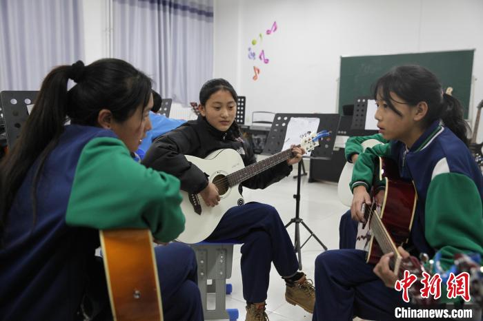 青?，斍撸簻p負不減質(zhì)“均衡發(fā)展”是教育關(guān)鍵詞