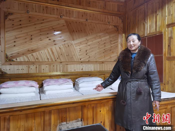 圖為德吉村村民鬧尖措介紹自家農(nóng)家樂。　祁增蓓 攝