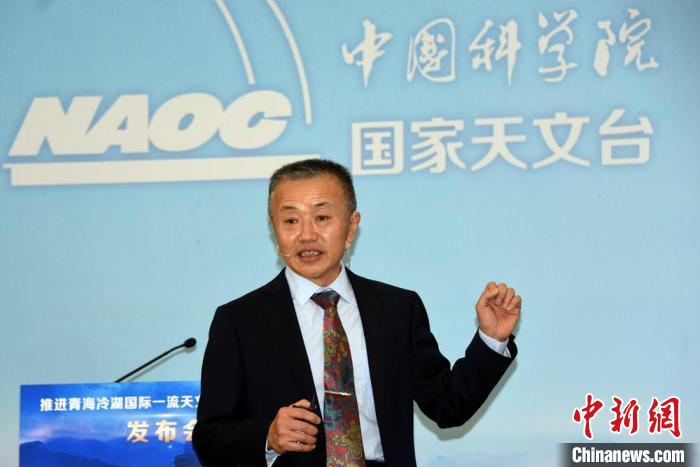 中科院國(guó)家天文臺(tái)冷湖基地首席研究員鄧?yán)畈沤榻B冷湖選址相關(guān)情況?!?lt;a target='_blank' href='/'><p align=