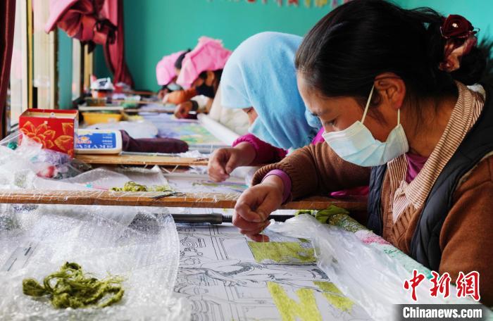 圖為繡娘正在進(jìn)行刺繡。　馬銘言 攝