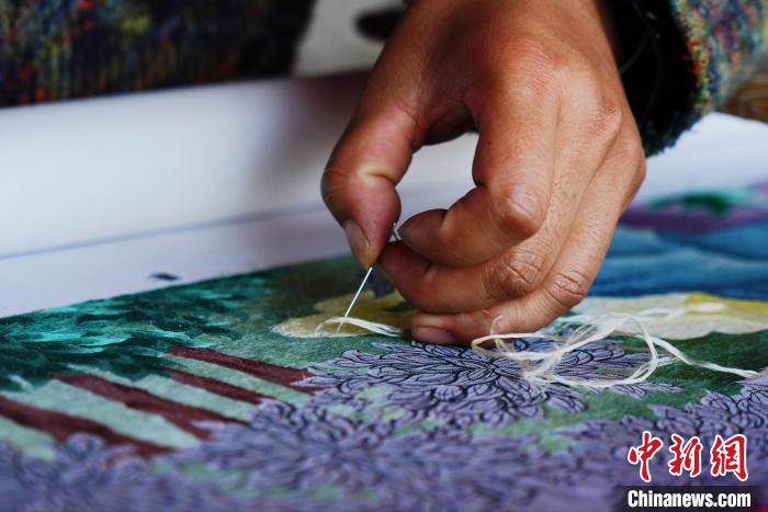 圖為“藏繡”細(xì)節(jié)圖?！●R銘言 攝