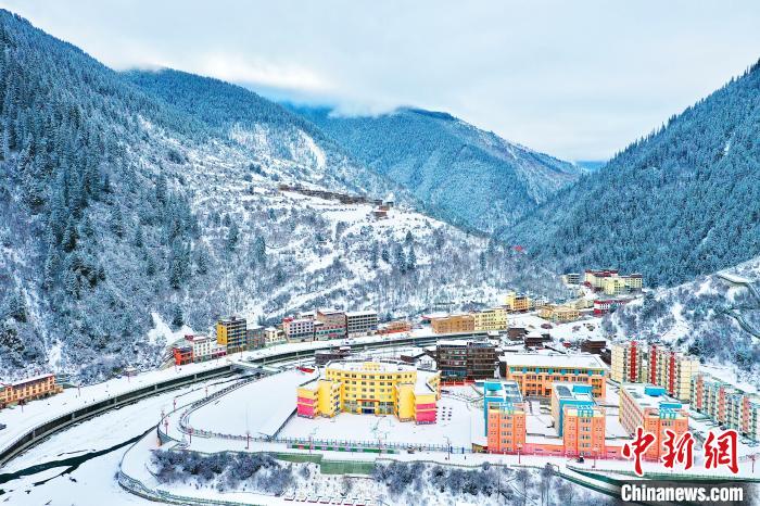 壤塘的雪后美景?！∪捞量h融媒體中心供圖