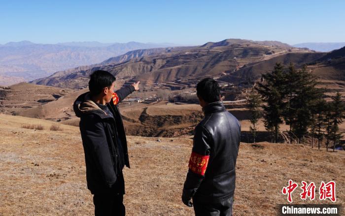 圖為桑杰加(左)和同事望向遠(yuǎn)方?！●R銘言 攝