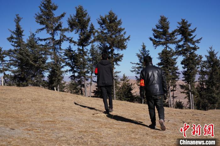 圖為桑杰加(左)和同事巡查林場(chǎng)?！●R銘言 攝