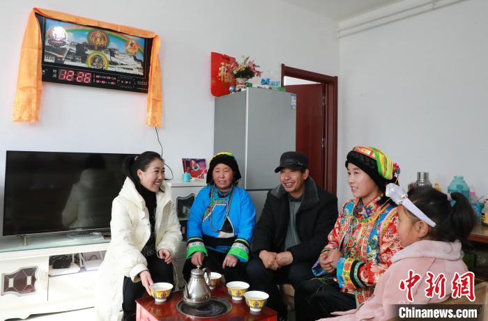 新家是兩層小樓房，一樓布置得充滿現(xiàn)代感，喝著藏式奶茶，一家人聊著今年春節(jié)怎么過?！《∷?攝