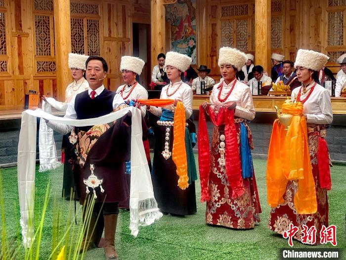 圖為“村晚”現(xiàn)場?！±钣穹?攝