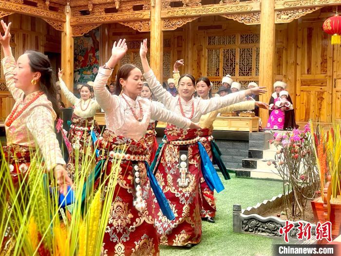 圖為藏族女性載歌載舞?！±钣穹?攝