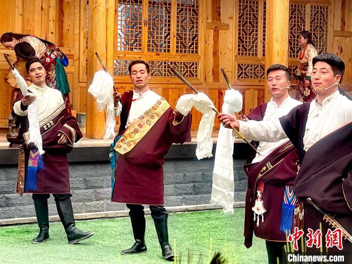 圖為藏族漢子表演節(jié)目。　李玉峰 攝
