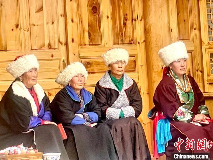 圖為藏族女性觀看“村晚”?！±钣穹?攝