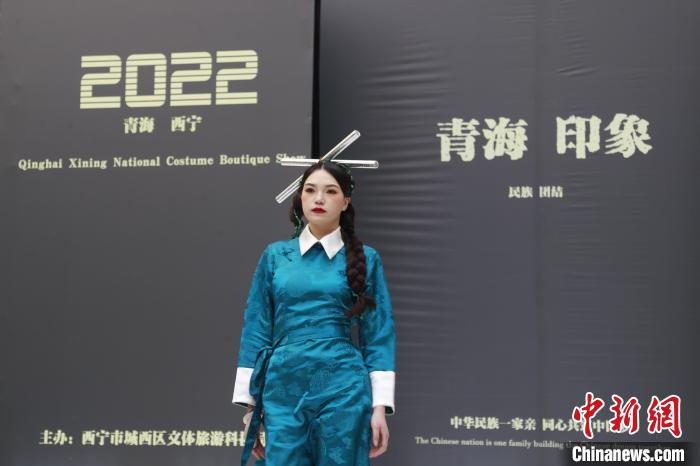 圖為模特展示少數(shù)民族服飾?！●R銘言 攝