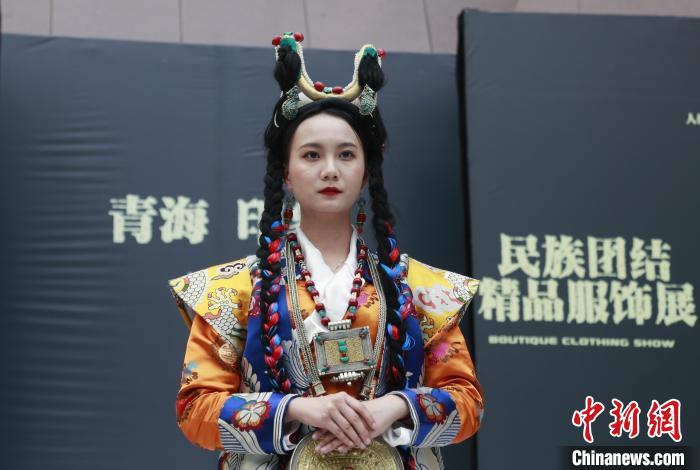 圖為模特展示藏族服飾?！●R銘言 攝