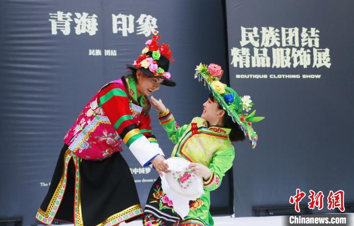 圖為模特身穿土族服飾進(jìn)行“土族刺繡”表演。　馬銘言 攝