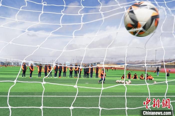 圖為孩子們進行射門訓(xùn)練?！●R銘言 攝