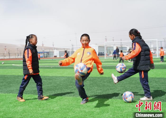 圖為孩子們進行顛球訓(xùn)練?！●R銘言 攝