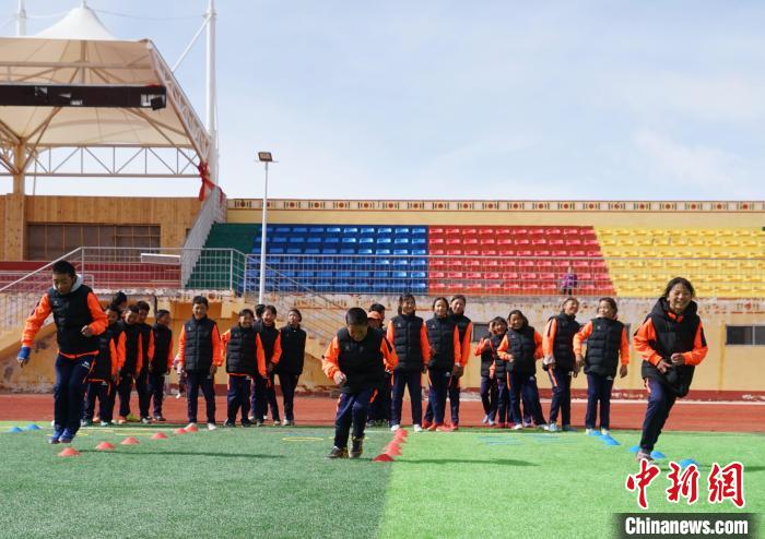 圖為孩子們正在進行訓(xùn)練?！●R銘言 攝