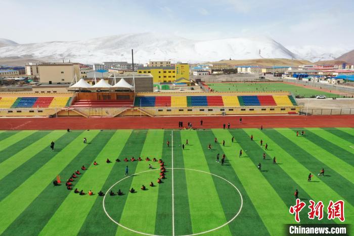 航拍曲麻萊縣足球場?！●R銘言 攝