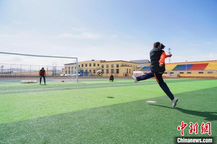 圖為一名女孩進行射門訓(xùn)練。　馬銘言 攝